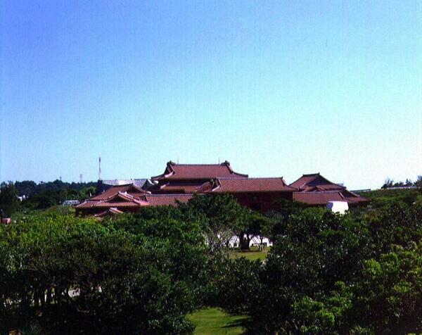 首里城全景｜西のアザナ付近の城郭から正殿方面全景
