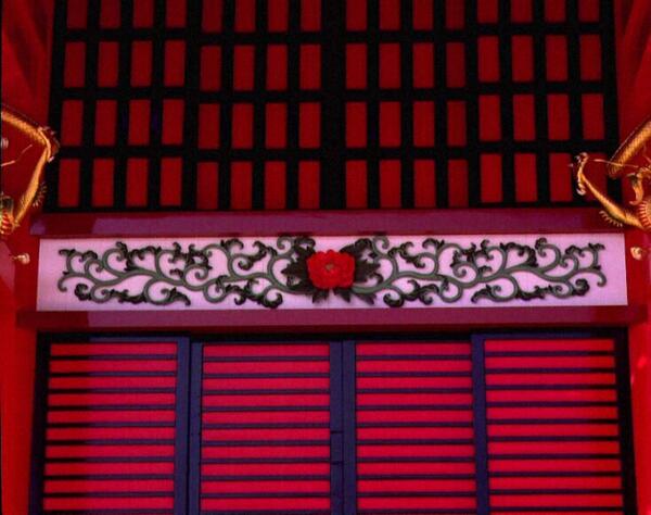 正殿｜唐破風彫刻（牡丹に唐草）