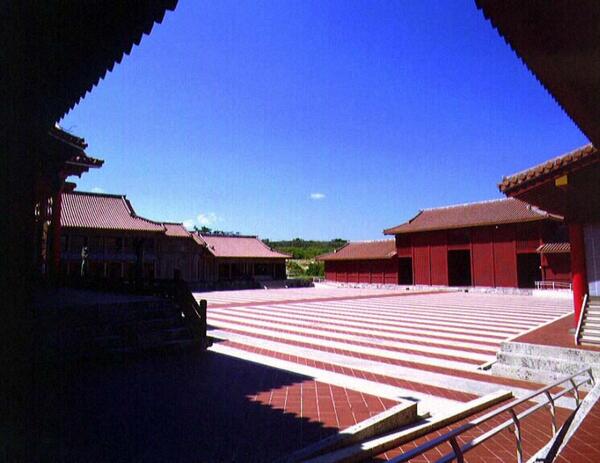 御庭｜正殿・北殿角から御庭全景