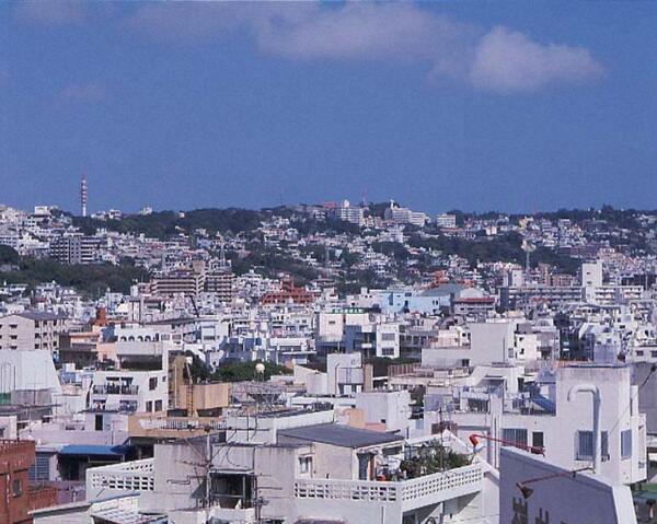 首里城全景｜西側より（安里交差点付近「大進ビル」）