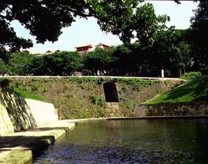 首里城全景｜龍潭より首里城を望むのメイン画像