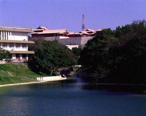 首里城全景｜龍潭から首里城方面のメイン画像