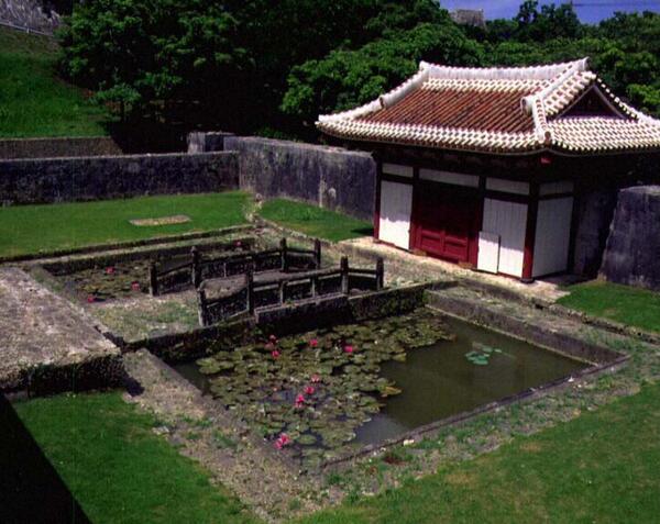 旧円覚寺放生橋｜ハスの花と放生橋