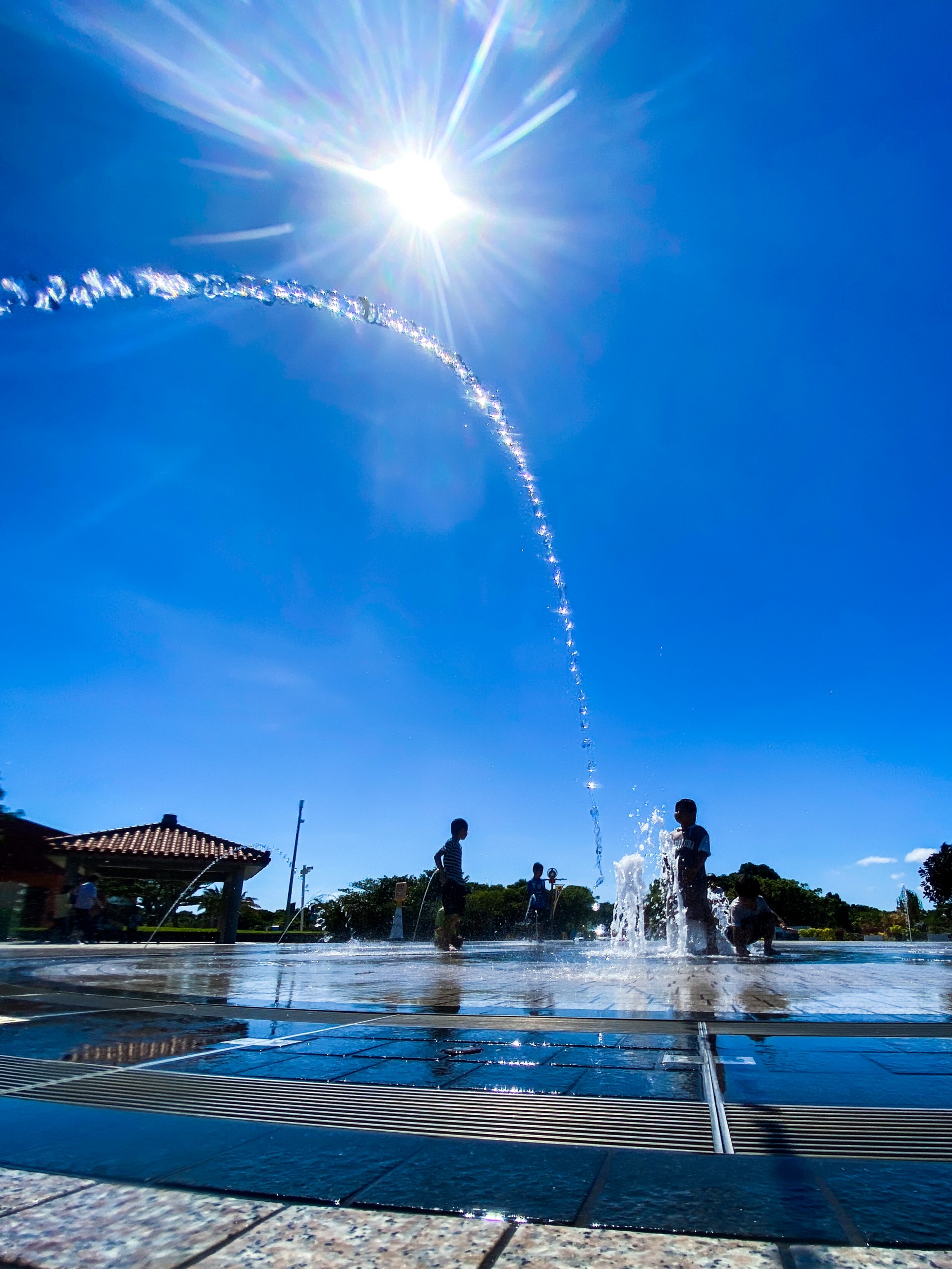 音楽にあわせて踊る噴水と一緒に楽しもう！噴水広場