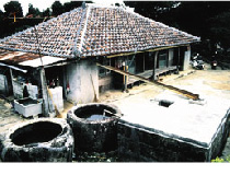 屋根の上に降る雨を集める
