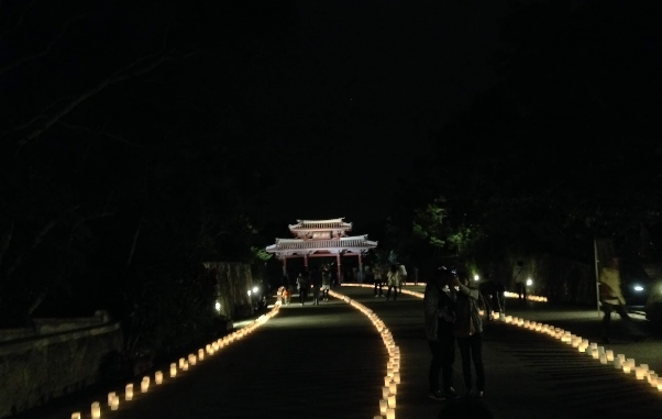 首里城祭での「万国津梁の灯」守礼門にて