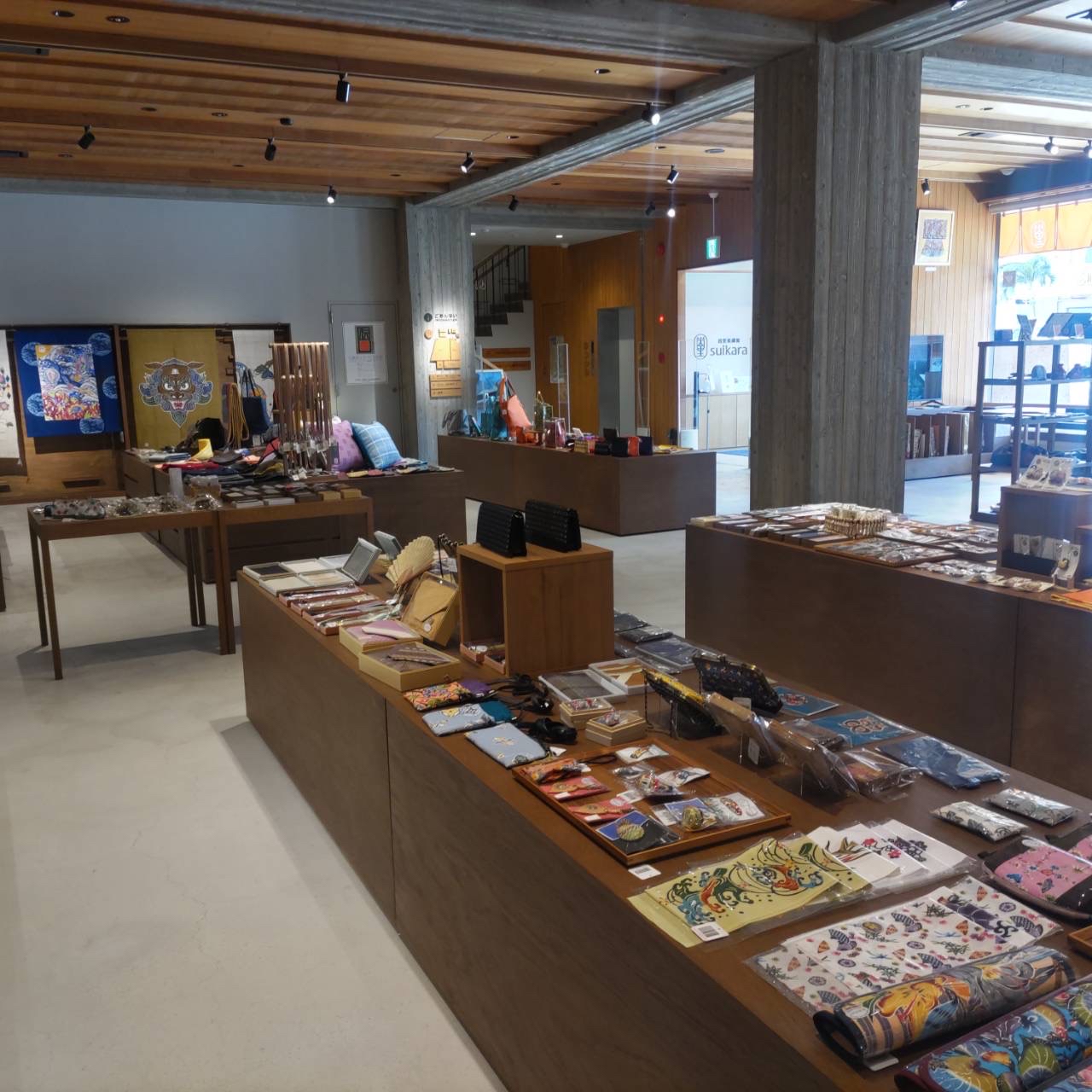 首里染織館Suikaraのショップ展示エリア